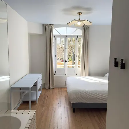 Design & Climatisation T3 Vue Parc Lit 180 *